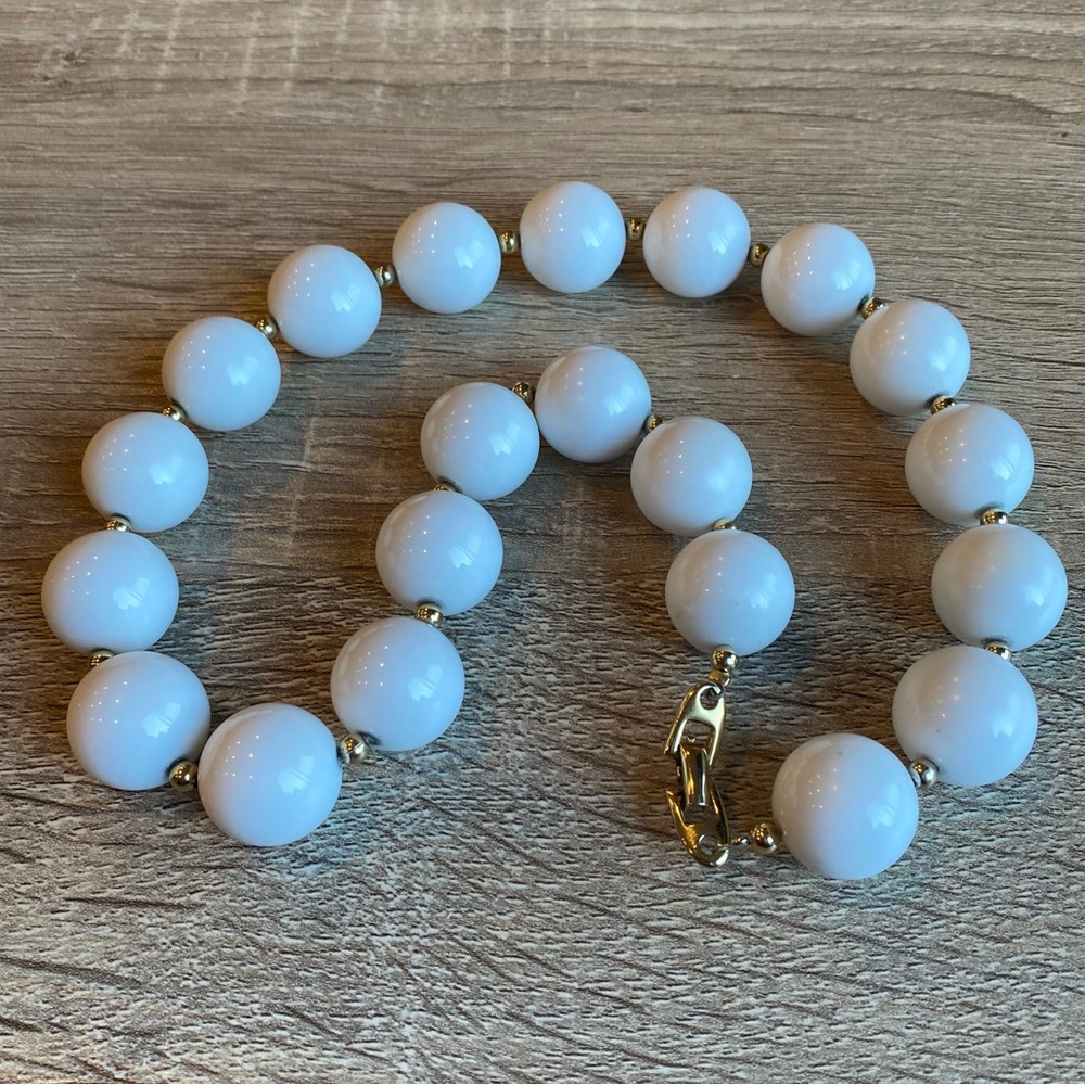 NAPIER Vintage White Lucite Beads w/ Gold Tone Spacer Beads Classic Necklace - Picture 10 of 11